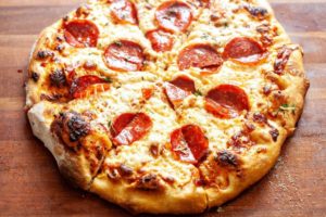 Receta de cocina Pizza de pepperoni casera  - Receta de cocina Pizza de pepperoni casera 300x200 - Receta de cocina Pizza de pepperoni casera