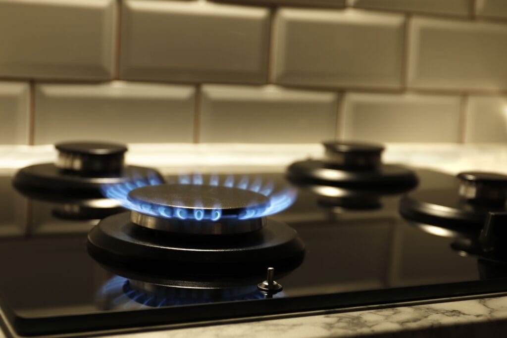 Momento para pedir gas LP a domicilio  - primer disparo fuego azul encimera cocina domestica cocina gas llamas ardientes gas propano concepto economia recursos industriales 2 1024x683 -
