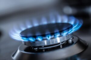 Proveedor de gas LP a domicilio gas para calefacción - quemador gas arde llama azul estufa propano butano cocina casera o restaurante 1 300x200 - Gas para calefacción