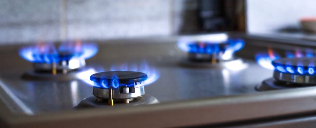 Proveedor de Gas LP  - primer plano fuego azul estufa cocina 4 quemadores gas llama ardiente concepto economia amplia pancarta 1024x416 -