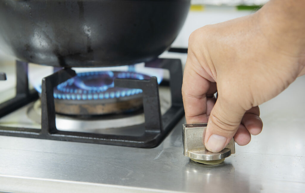 Gas LP a Domicilio San Luis Potosí venta de gas lp a domicilio - mano encendiendo quemador cocinar cocina 1 1024x651 - Venta de gas lp a domicilio