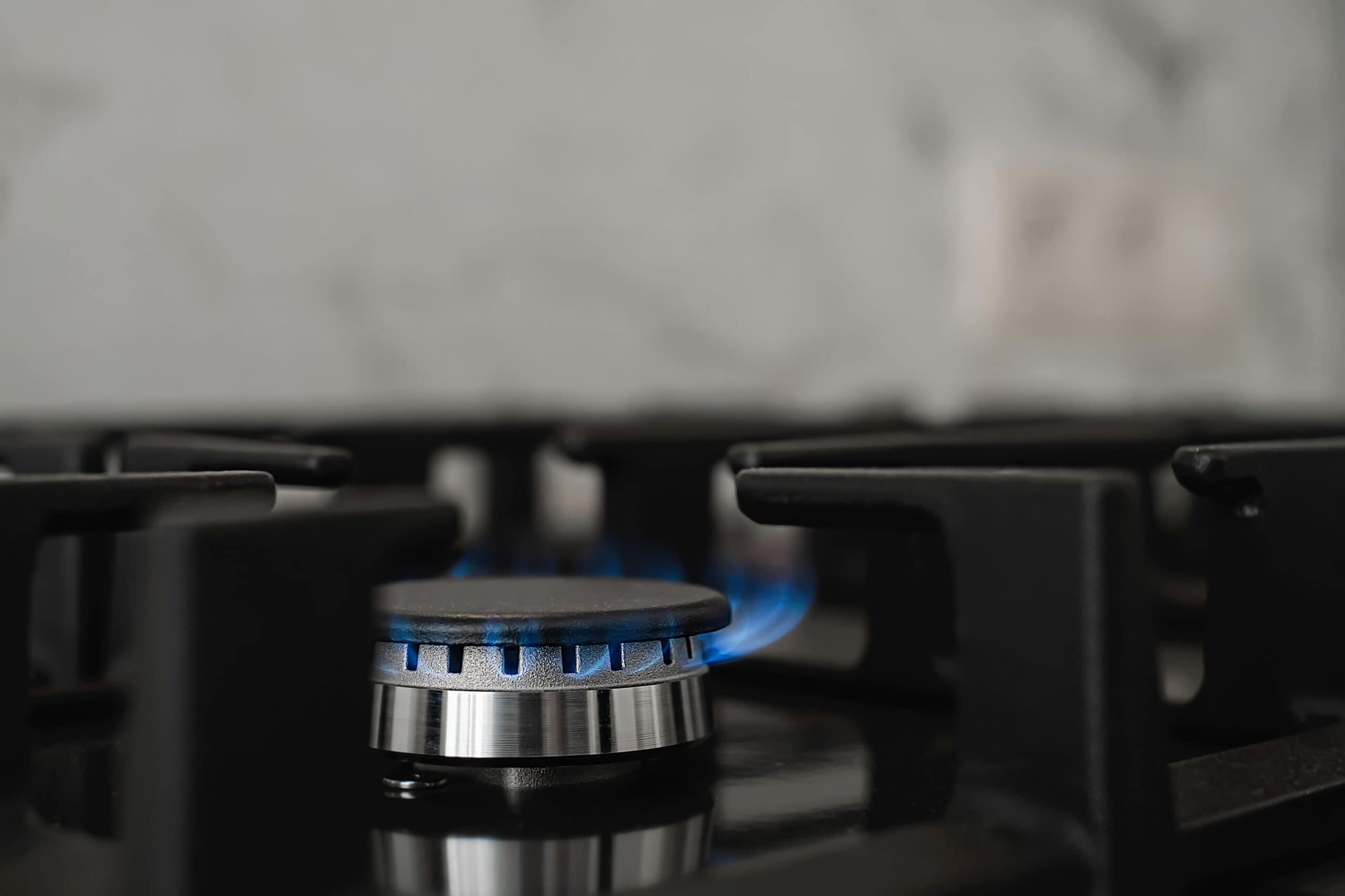 Gas lp para hogares a domicilio  - estufa cocina moderna gas natural quema llama azul consumo domestico gas primer plano enfoque selectivo 1 scaled -