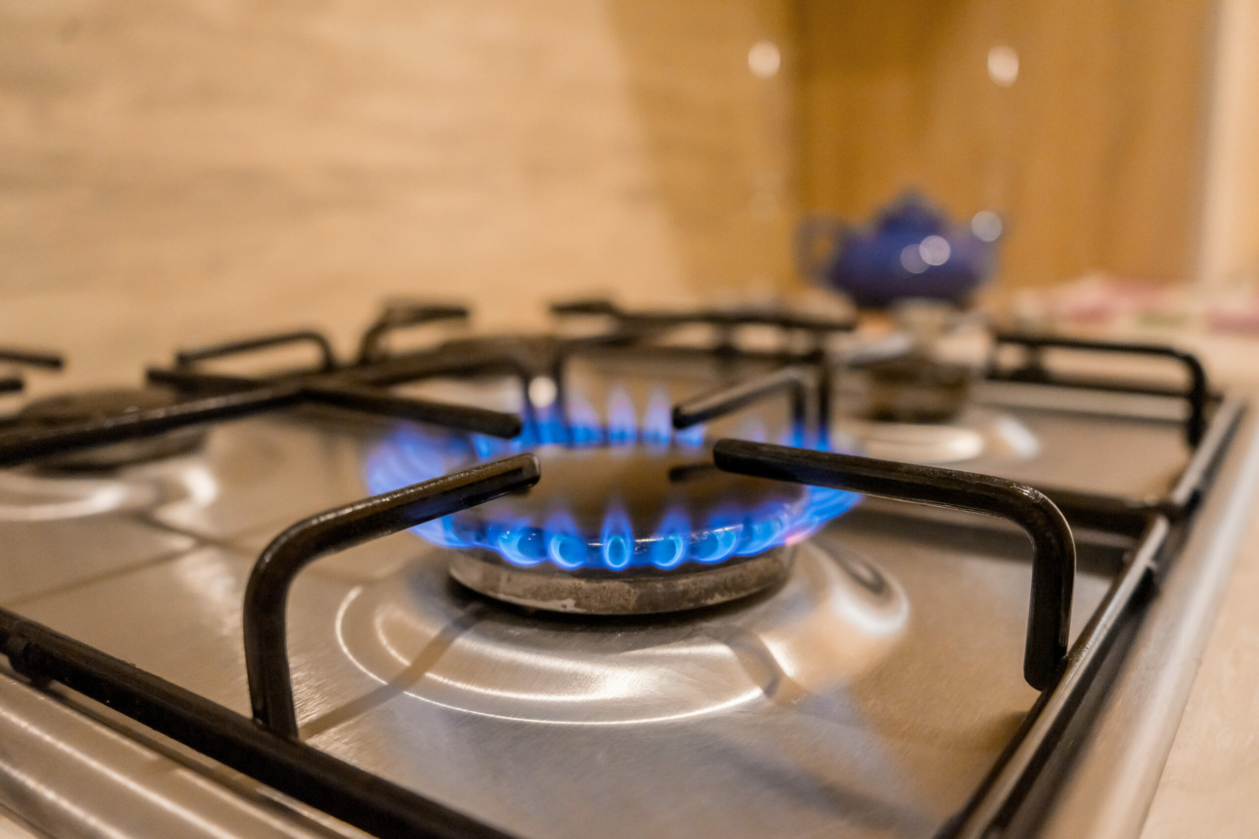 Mejores usos de gas LP en invierno  - cerilla encendida enciende gas estufa gas domestica cocina 1 scaled -