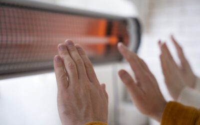 Cómo usar gas LP para calentar casa contacto gaslink pedir gas lp - cerrar gente calentando manos cerca calentador 1 400x250 - Blog Gaslink 2020