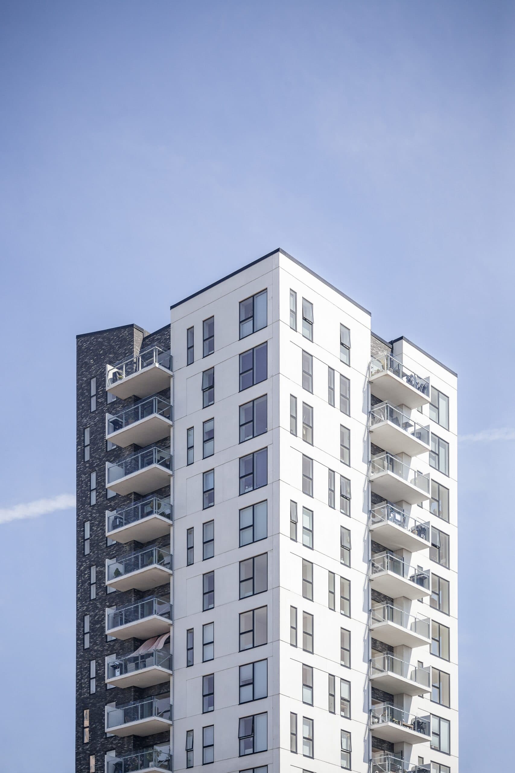 Mejores Prácticas de Uso de Gas LP en Condominios  - tiro vertical edificio blanco cielo despejado scaled -