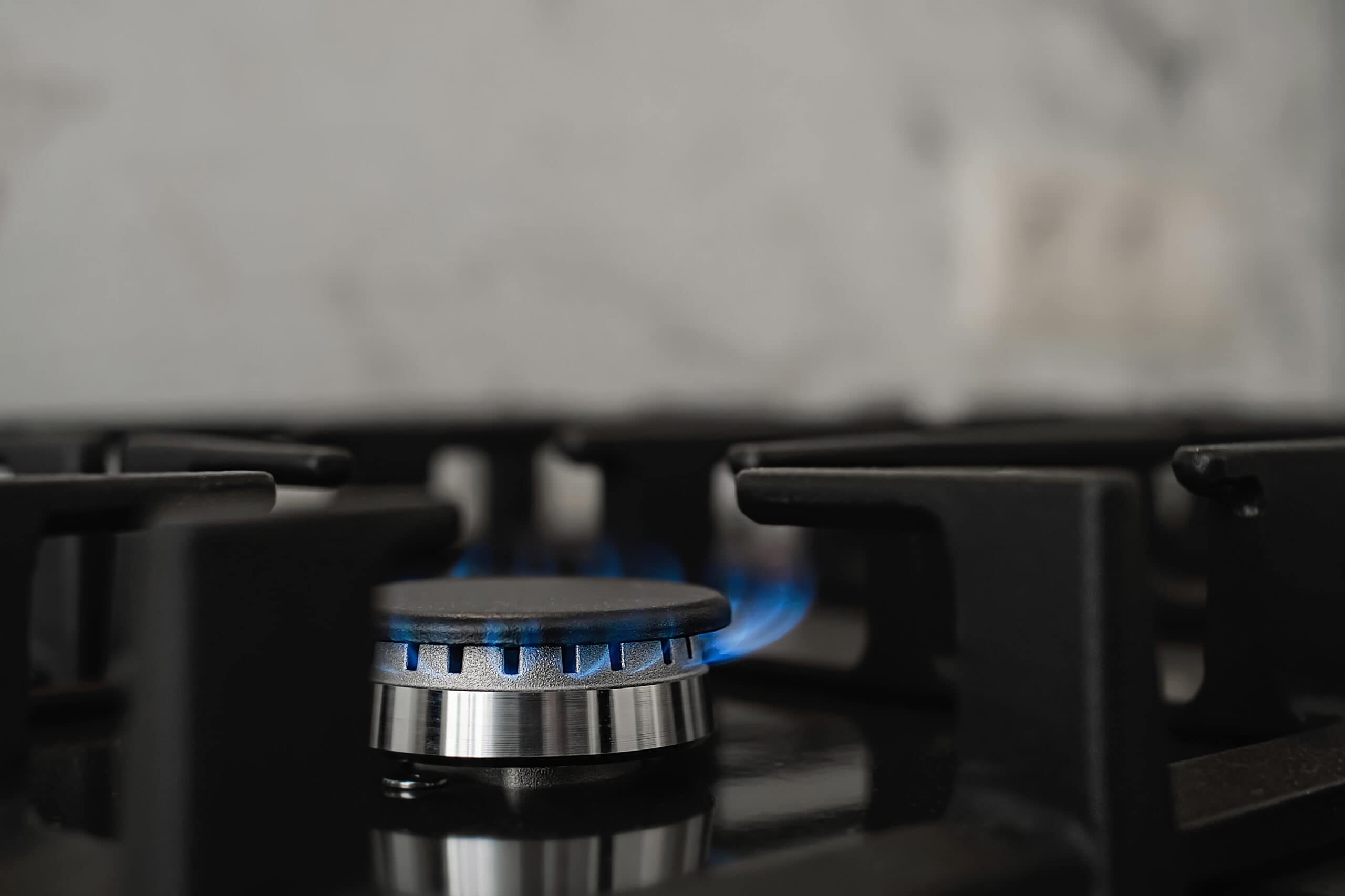 Servicio de Gas LP a domicilio SLP  - estufa cocina moderna gas natural quema llama azul consumo domestico gas primer plano enfoque selectivo scaled -