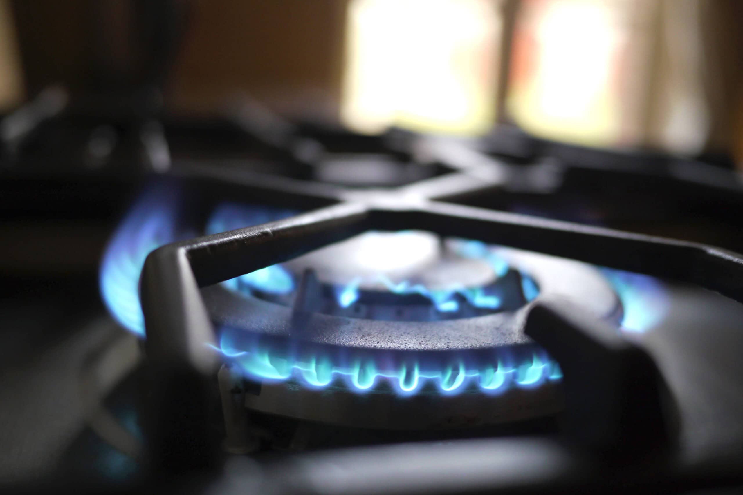 Cómo evitar fugas de gas LP en casa cómo evitar fugas de gas lp en casa - close up fire stove scaled - Cómo evitar fugas de gas LP en casa