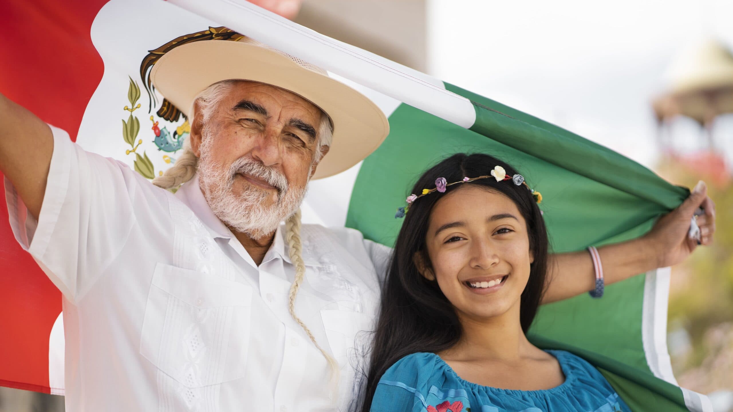 gas lp en fiestas patrias - familia sonriente con vista frontal de la bandera mexicana 1 scaled - Gas LP en fiestas patrias: Tradición y seguridad en San Luis Potosí